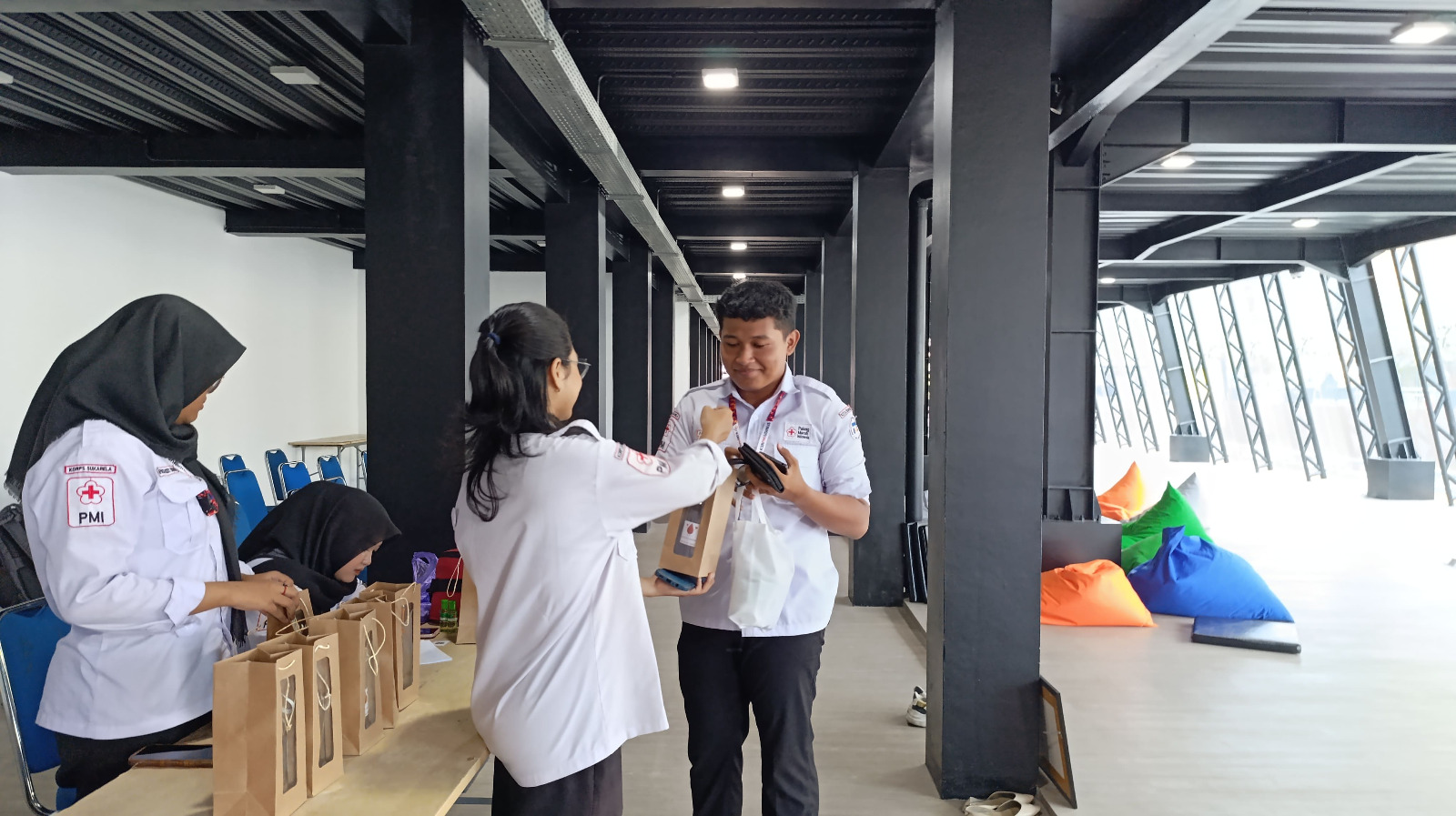 Penyerahan souvenir kepada pendonor yang berhasil